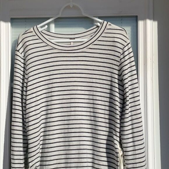 Take 50% OFF- Poofw Black&White Women’s Sweater, Size-L - Picture 2 of 7